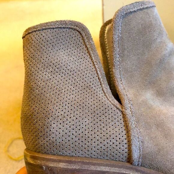 𝅺Hinge suede tan ankle booties - Picture 4 of 15
